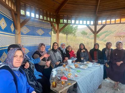 Otlukbeli'nde AK Parti kadın kolları ile göl manzarasında buluşma