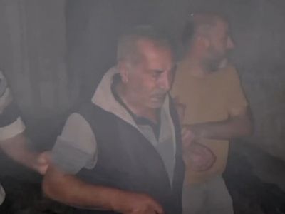 Dar sokakta alevlerle mücadele eden mahalle, oğlunun ölüm haberiyle yıkıldı