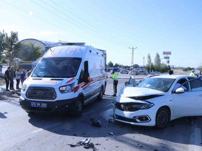 Kontrolsüz kavşakta çarpışma: 4 aylık bebek dahil 6 kişi yaralandı