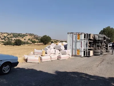 Çermik'te saman yüklü kamyon yan yattı