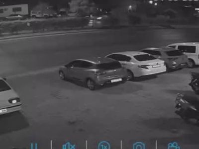 Alanya'da kontrolünü kaybeden Tofaş oto galeride park halindeki üç araca çarptı