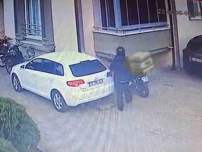Site otoparkında kasklı şahıs kurye motosikletini iterek götürdü