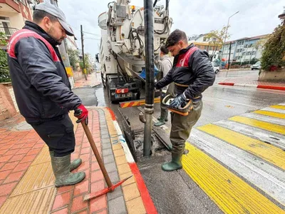 Kepez'te 7/24 yağış nöbeti: ekipler üç günde 70 ihbara müdahale etti