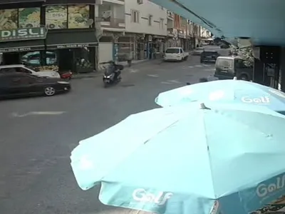 Kavşakta çarpışma anı güvenlik kamerasına yansıdı; kaçan sürücü aranıyor