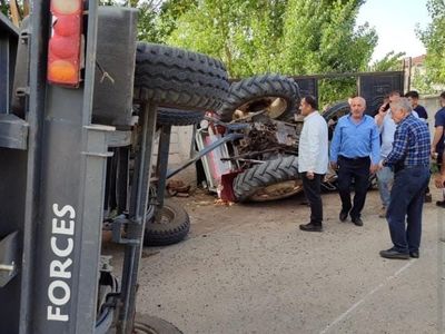 Gündelik dönüşte kaza: Özalp'te traktör devrildi, üç kişi yaralandı