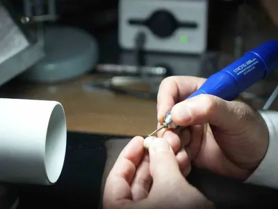 Vardiyada çalışan bekçi Erzurum'da tespihi sanat eserine dönüştürüyor