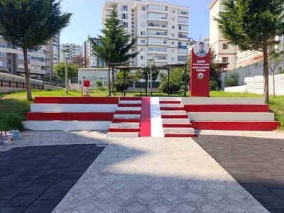 İlkadım'da parklar kırmızı-beyaza bürünüyor, görünüm ve dayanıklılık öne çıkıyor