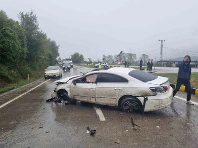 Zonguldak-Çaycuma kara yolunda bariyerlere çarpan otomobilin sürücüsü yaralandı