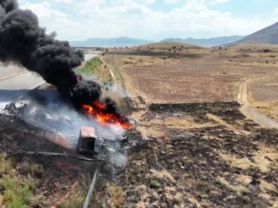 Nevşehir'de madeni yağ yüklü tırın devrilmesi yangına dönüştü: sürücü yaşamını yitirdi