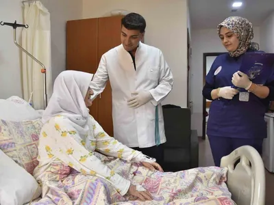 70 yaşındaki hastaya kapalı yöntemle 7,5 saatlik kolektomi