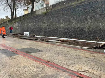 Akçakoca'da kuvvetli rüzgar reklam panolarını yerle bir etti