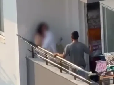 Adana Gültepe'de balkonda sopayla darp anı cep telefonuna yansıdı
