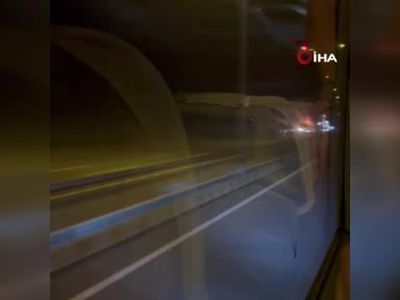 Saman balyaları yüklü dorsede gece yangını, sürücü aracı ayırarak riski azalttı
