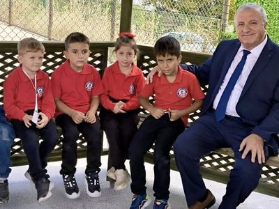 Protokol, Hisarcık'ta minik öğrencilerin ilk gün sevincine ortak oldu