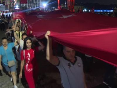 İzmir'de kurtuluş coşkusu gece fener alayında birleşti