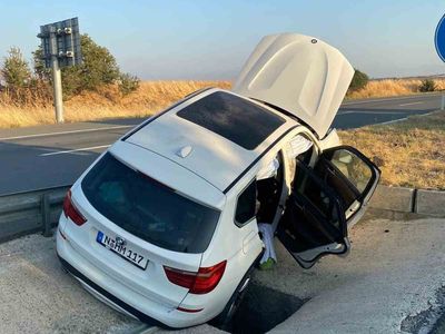Keşan'da su kanalına düşen otomobilde dört kişi yaralandı