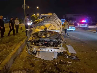 Adıyaman'da sanayi sitesi yakınında direğe çarpan otomobilde dört yaralı