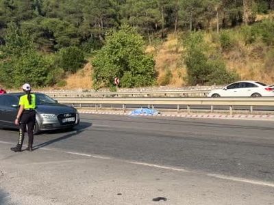Anıt mevkiinde motosiklet bariyerlere çarptı: sürücü yaşamını yitirdi
