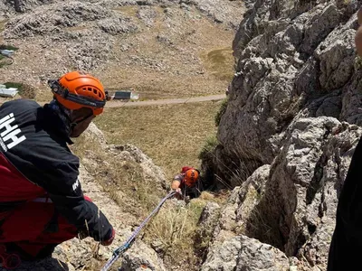Alanya’da kayalıkta mahsur kalan keçi halatla kurtarılarak sahibine teslim edildi