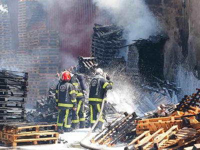 Merkezefendi'de palet fabrikasında çıkan yangın itfaiyenin hızlı müdahalesiyle kontrol altına alındı
