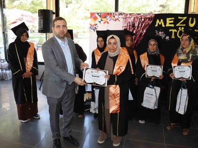 Okuma yazma öğrenen anneler diplomayla yeni hayatlarına başladı
