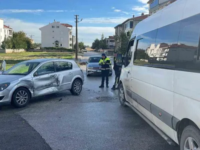 Karaman'da kavşakta çarpışma: otomobil sürücüsü hastaneye kaldırıldı