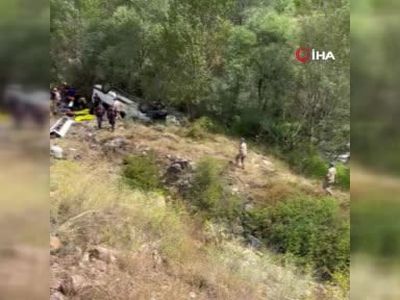 Suşehri'nde yolcu minibüsü şarampole yuvarlandı