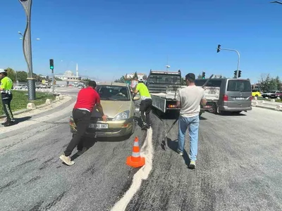 Yola dökülen yağ kavşağı tehlikeye çevirdi: otomobil beton dubaya çarptı