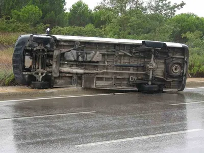 Tuzla'da yağışın yol açtığı kaza: servis minibüsü yan yattı