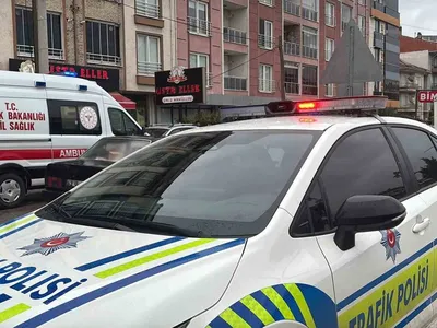 Tavşanlı'da market önü kazası: motosiklet yolun karşısına geçen yayaya çarptı, iki yaralı