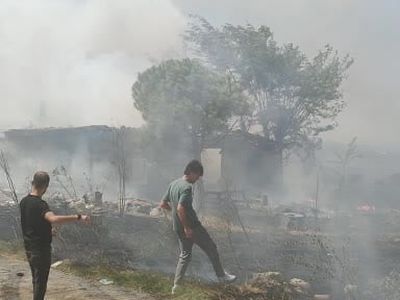Keşan'da rüzgârın etkisiyle otluk yangını bir evi küle çevirdi