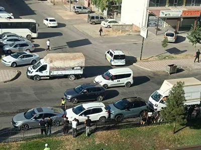 Batman'da Yeni Siirt Çevre Yolu'nda dört aracın karıştığı zincirleme kaza maddi hasarla sonuçlandı