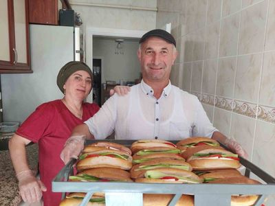 Başının üstünde tepsiyle 34 yıldır Rize sokaklarını arşınlayan sandviççi