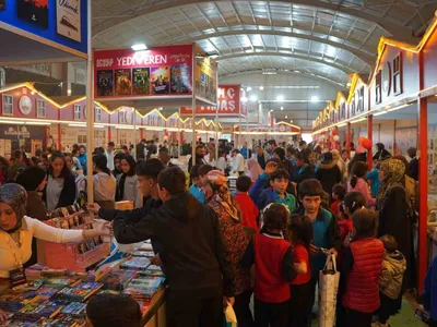 kâhta kitap günleri: on günde 70 bin ziyaretçi, 40 bin kitap satışıyla kültür hareketliliği