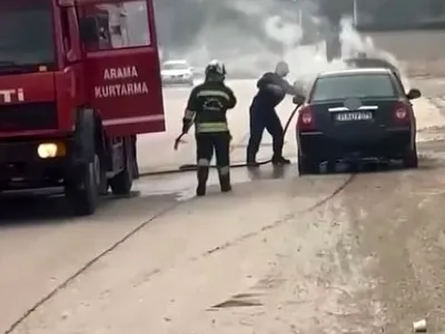 Gaziantep'te seyir halindeki otomobilin motorunda çıkan yangın söndürüldü