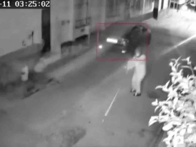 Adana'da kasklı iki kişi motosikletten inip eve ateş açtı