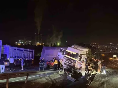 Orta bariyeri aşan tır karşı şeride geçince iki kişi yaralandı
