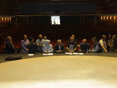 Büyükkılıç Kayseri Devlet Tiyatrosu'ndaki tadilat ve provaları yerinde inceledi