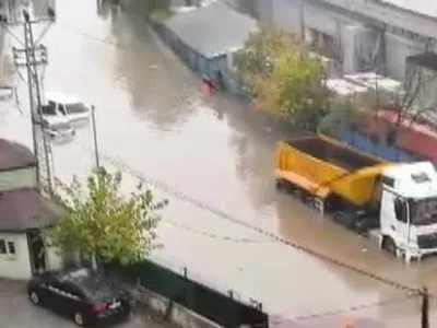 Sultangazi'de sele karşı dayanışma: öğrenci sırtında güvenle taşındı
