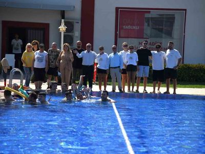 Havuzda neşe ve spor: Muradiye'de özel bireyler keyifli anlar yaşadı
