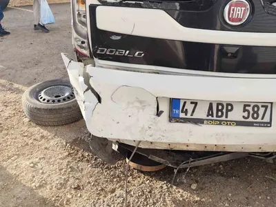Kızıltepe'de Sandıklı Mahallesi'nde araç çarpışması: otomobil sürücüsü yaralandı