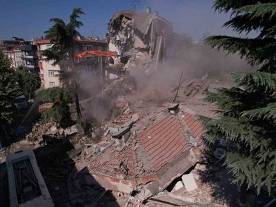 Bahçelievler'de çökmenin ardından yan binada başlatılan yıkım havadan görüntülendi