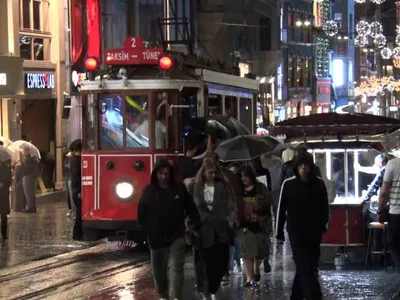 İstanbul’da sağanak yaşamı etkiledi, yolcular tramvaya sığındı