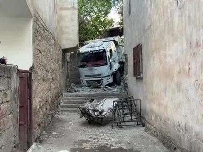 Diyarbakır'da park halindeki kamyonun freni boşaldı, evin duvarına çarptı