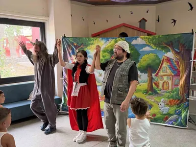 Aydın’da masallar sahnede: kırmızı başlıklı kız miniklere tiyatro şöleni yaşattı