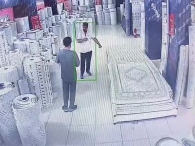 Van'da halayla başlayan pazarlık mağazayı gülümsetti