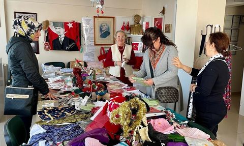 Aliağa'da Geleneksel Yardım Sergisi: Serkan Acar’a Plaket