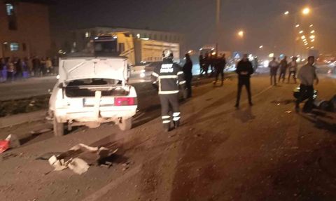 Hatay'da Tırla Çarpışan Tofaş İkiye Bölündü: Sürücü Yaralandı
