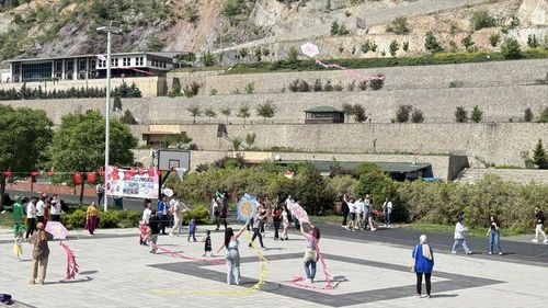 Artvin'de Özel Gereksinimli Öğrenciler İçin Uçurtma Şenliği Coşkusu