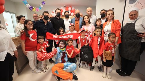 Belözoğlu ve Antalyaspor, Hastanedeki Çocukları Unutmadı